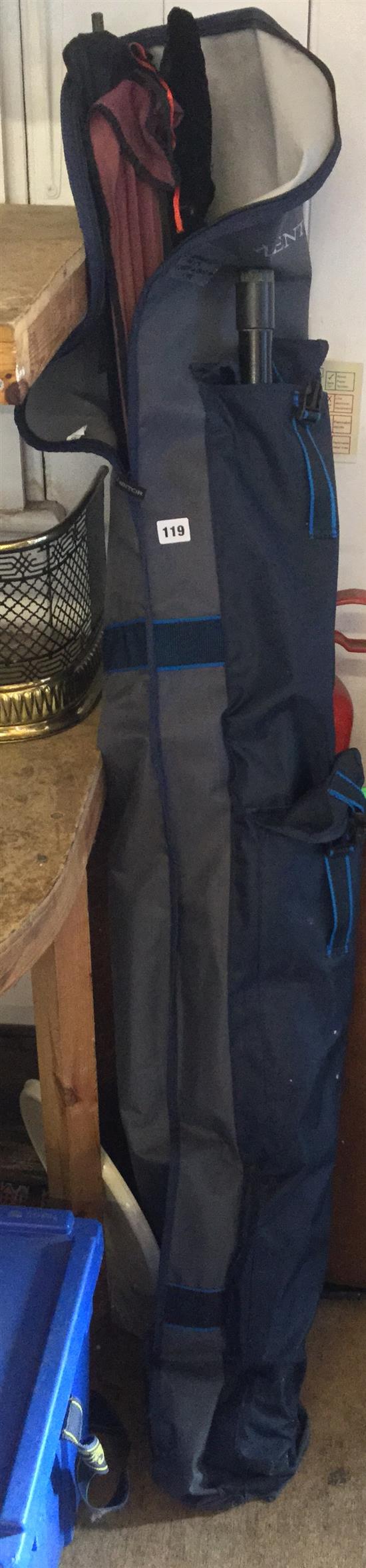 Fishing holdall containing 3 rods and fishing tackle(-)